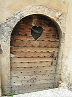 Trevoux, Ancienne porte en bois cloute